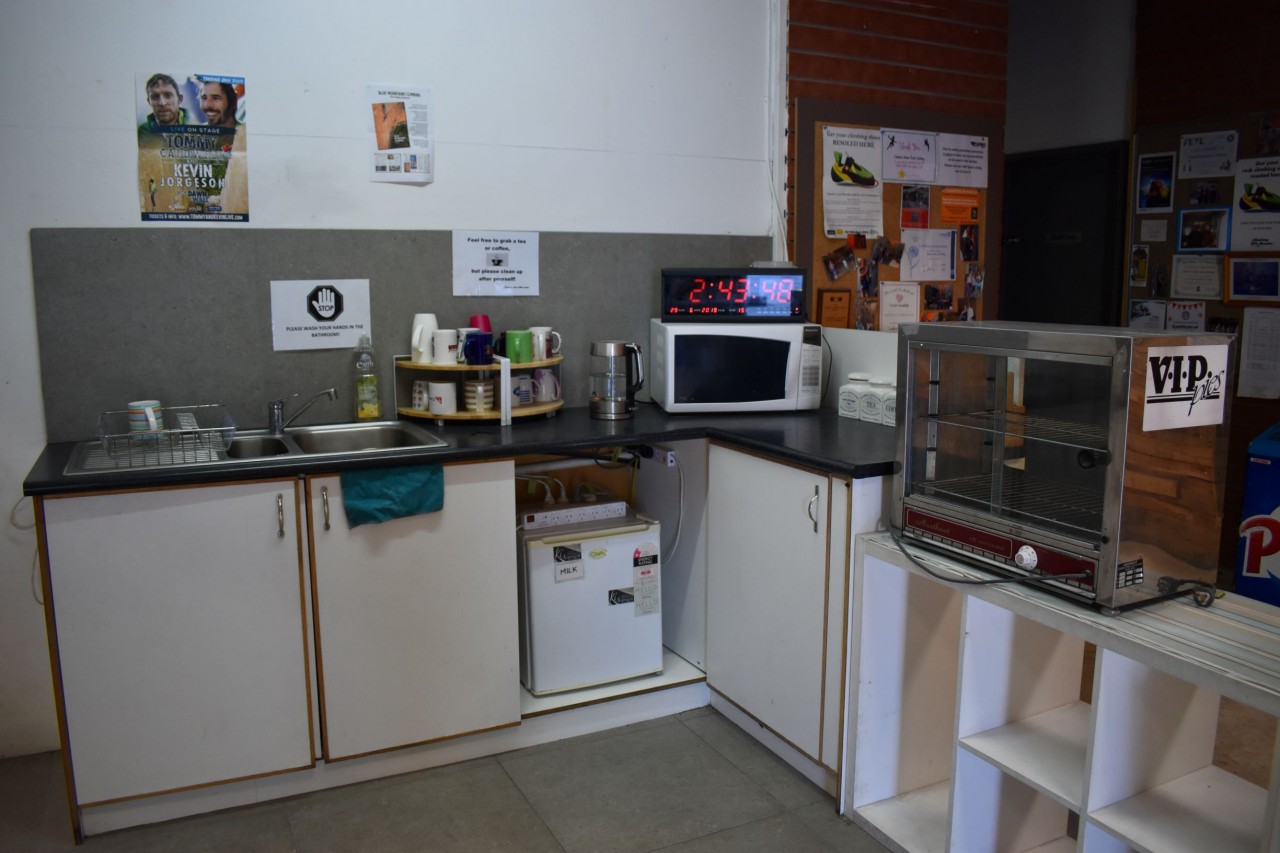 In our gym's kitchen, you'll have access to a sink, a microwave, a mini-fridge, mugs, cutlery, plates, bowls, and complimentary instant coffee and tea.